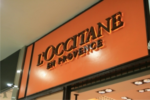 Вывеска магазина L&#039;Occitane в ТЦ Мега Парнас